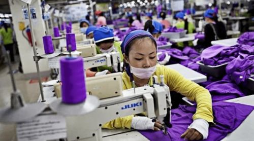 柬埔寨1500多名鞋服廠工人傷亡