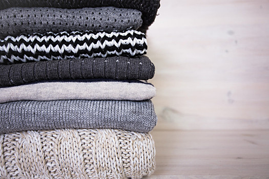 彩線織就的溫暖 一隅木墻前的毛織藝術